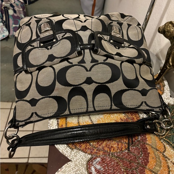 CoachBlackMonogramDaisy SignatureLogoPocketHobo.Black patent leather Trim.EUC - Picture 6 of 9